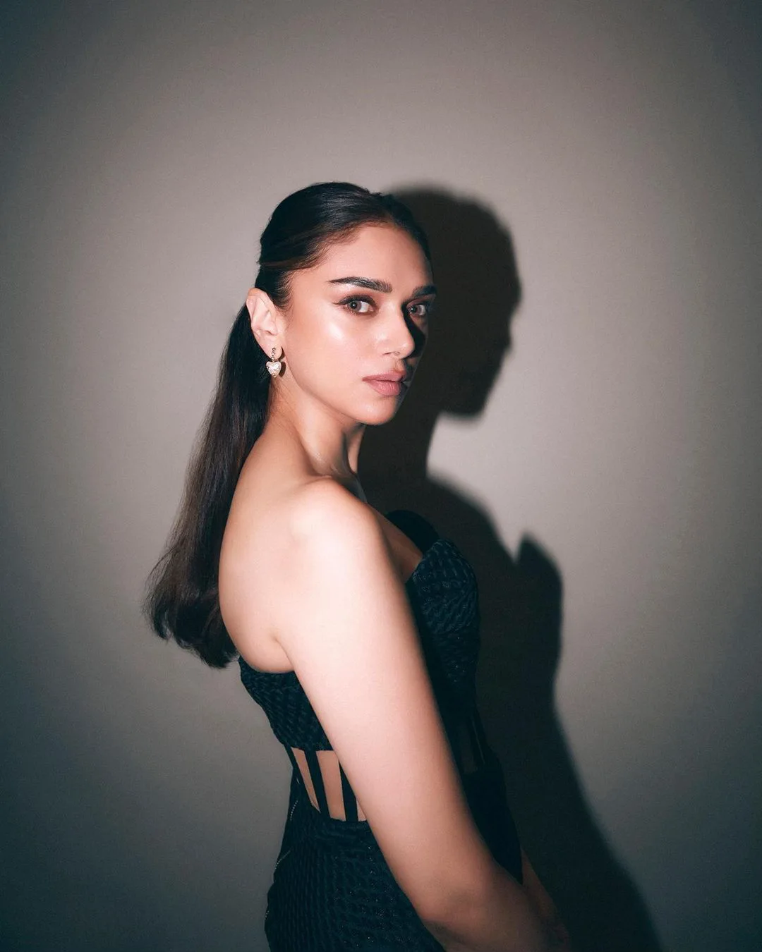 Aditi Rao Hydari sizzling in black outfit dress Pictures