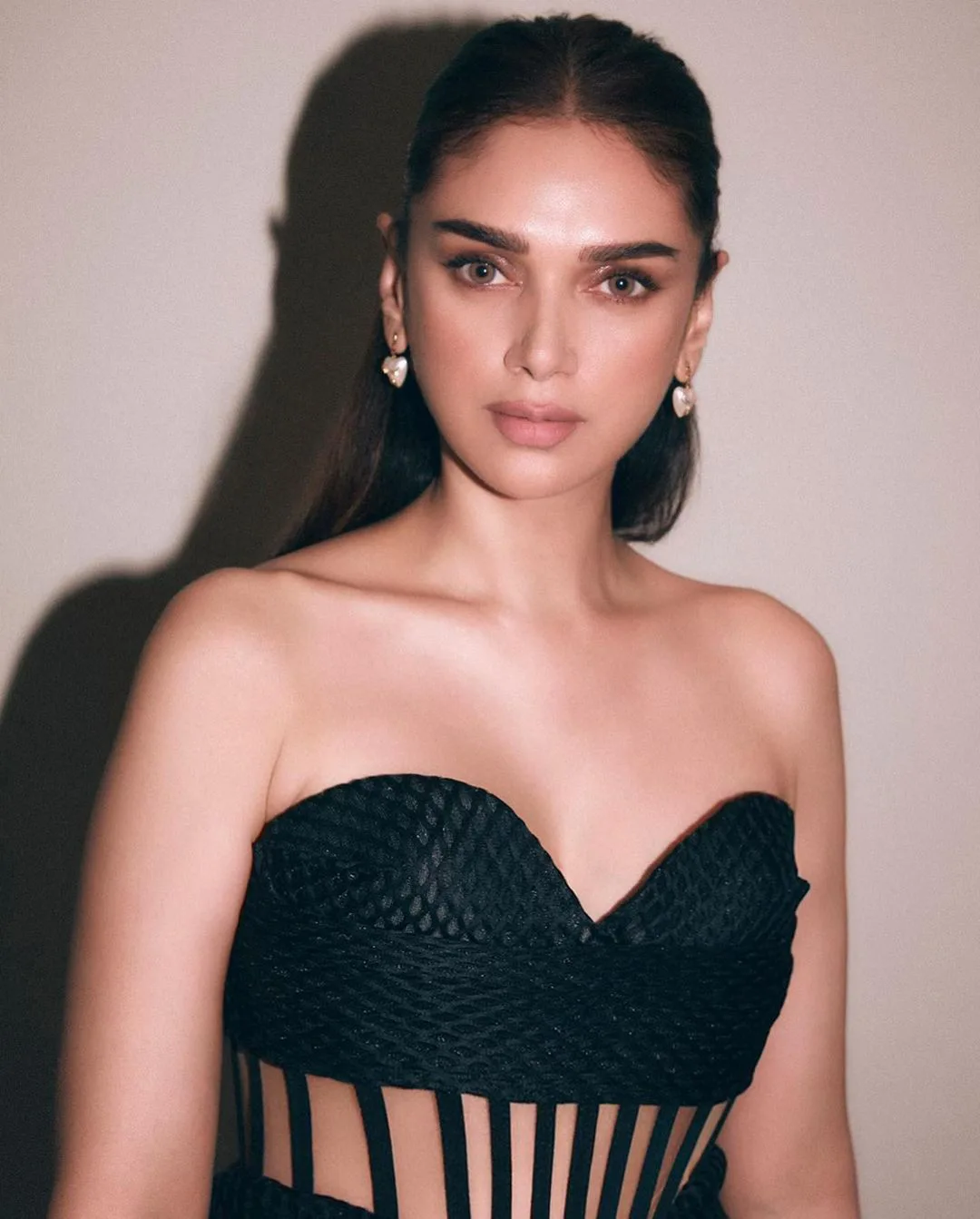 Aditi Rao Hydari sizzling in black outfit dress Pictures