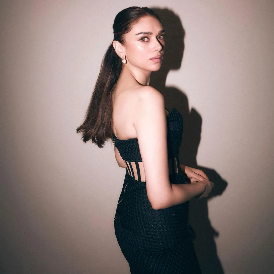 Aditi Rao Hydari sizzling in black outfit dress Pictures