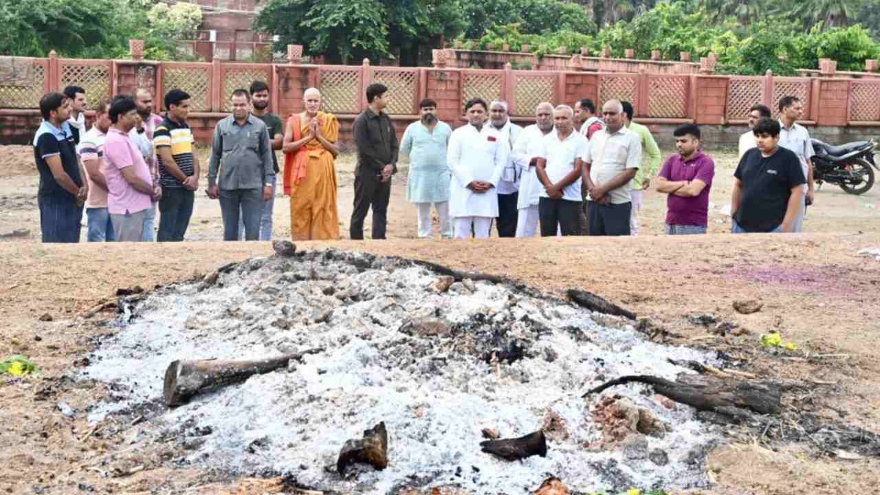 Akhilesh Yadav: సూర్యుడు లేకుండా ఉదయం వచ్చినట్లు ఉంది.. తండ్రి ములాయం మరణంపై అఖిలేష్ ఎమోషనల్ ట్వీట్ Akhilesh Yadav: సూర్యుడు లేకుండా ఉదయం వచ్చినట్లు ఉంది.. తండ్రి ములాయం మరణంపై అఖిలేష్ ఎమోషనల్ ట్వీట్