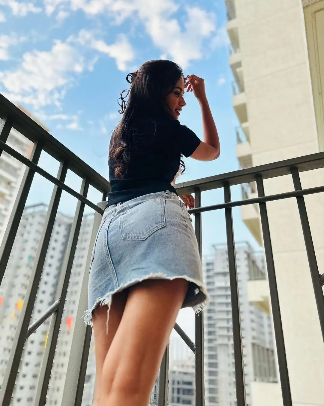 Ariana Glory flaunts her thighs in a short dress