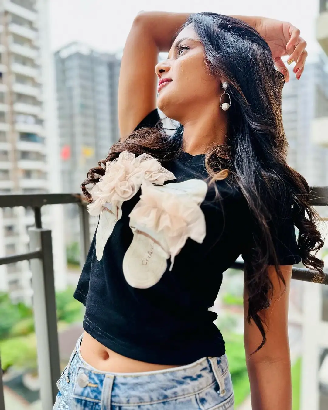 Ariana Glory flaunts her thighs in a short dress