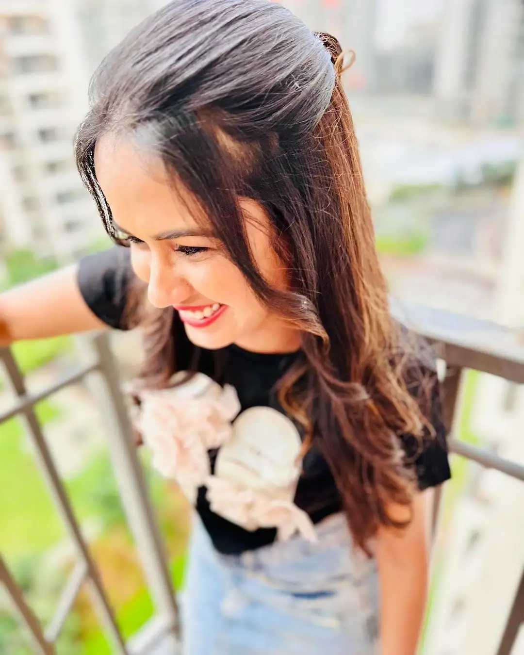 Ariana Glory flaunts her thighs in a short dress