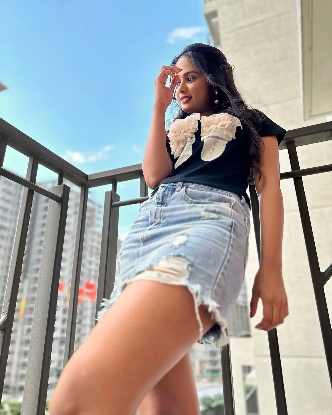 Ariana Glory flaunts her thighs in a short dress