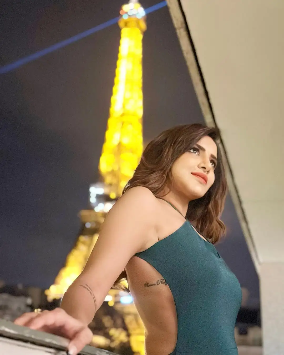 Ashu Reddy Back-less Pics In Front Of Eiffel Tower Goes Viral