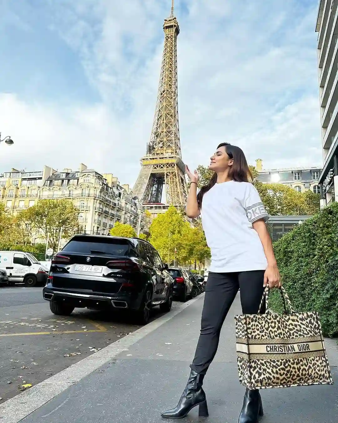 Ashu Reddy Pics In Front Of Eiffel Tower Goes Viral