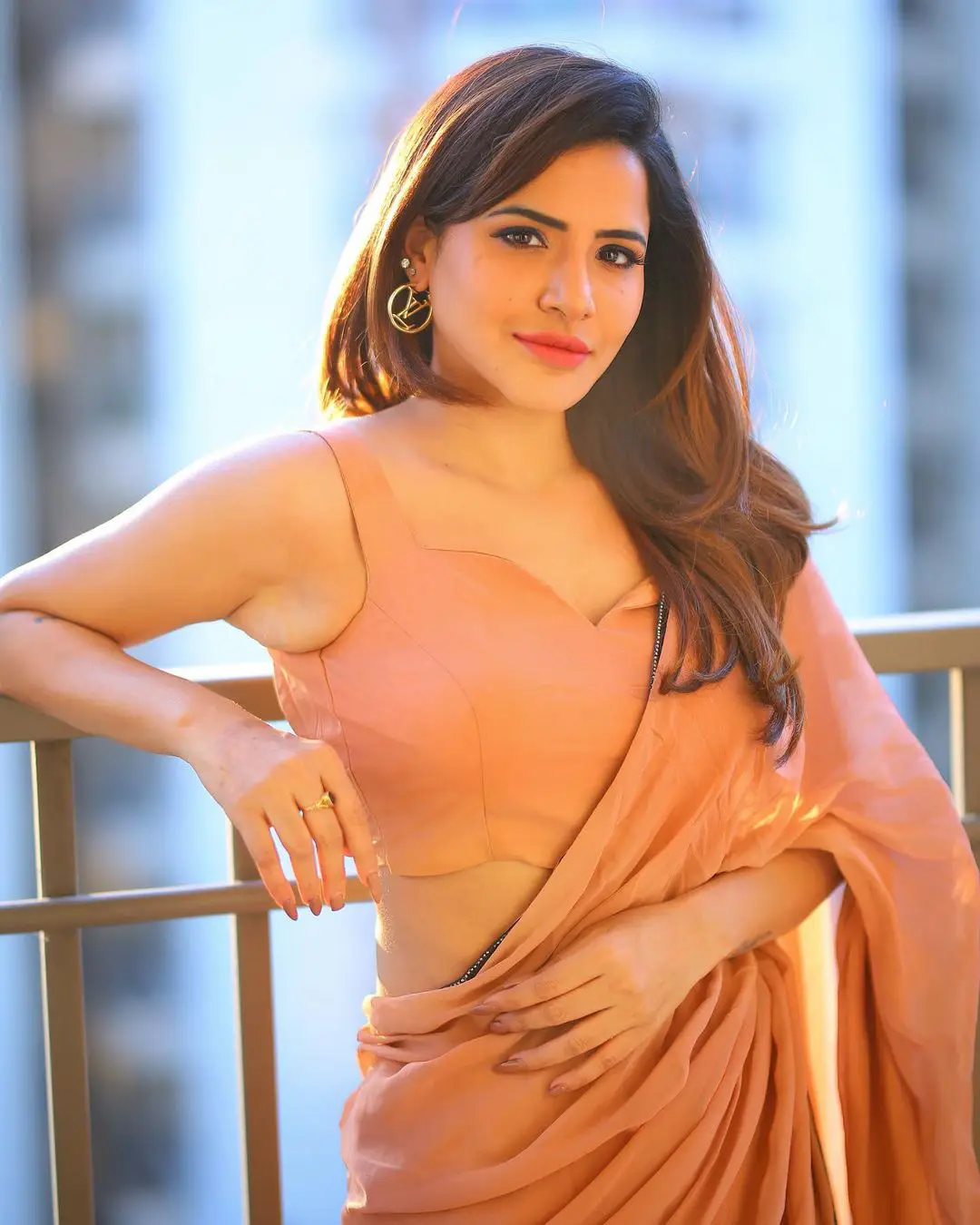 Ashu Reddy saree pics