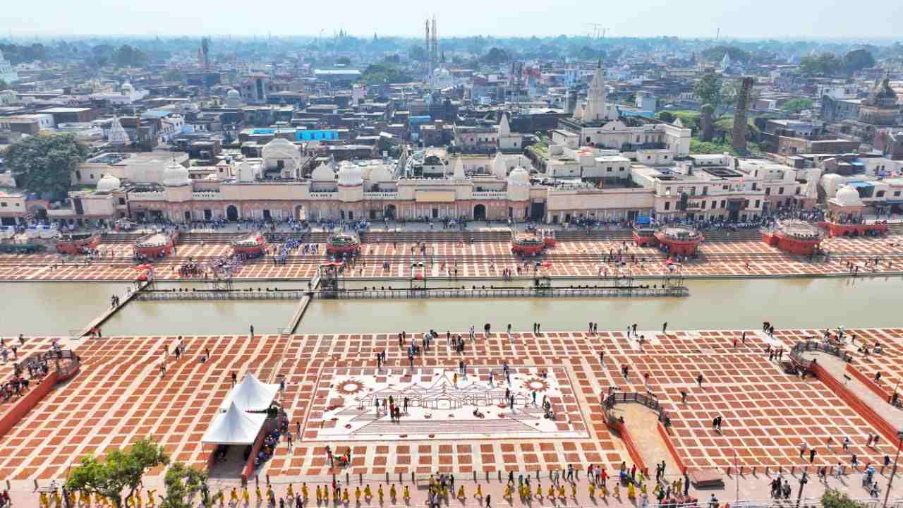 Ayodhya Deepotsav: నేడు అయోధ్యలో దీపోత్సవ్.. 18లక్షల మట్టి ప్రమిదలను వెలిగించేందుకు ఏర్పాట్లు పూర్తి.. హాజరుకానున్న ప్రధాని మోదీ.. Ayodhya Deepotsav: నేడు అయోధ్యలో దీపోత్సవ్.. 18లక్షల మట్టి ప్రమిదలను వెలిగించేందుకు ఏర్పాట్లు పూర్తి.. హాజరుకానున్న ప్రధాని మోదీ..