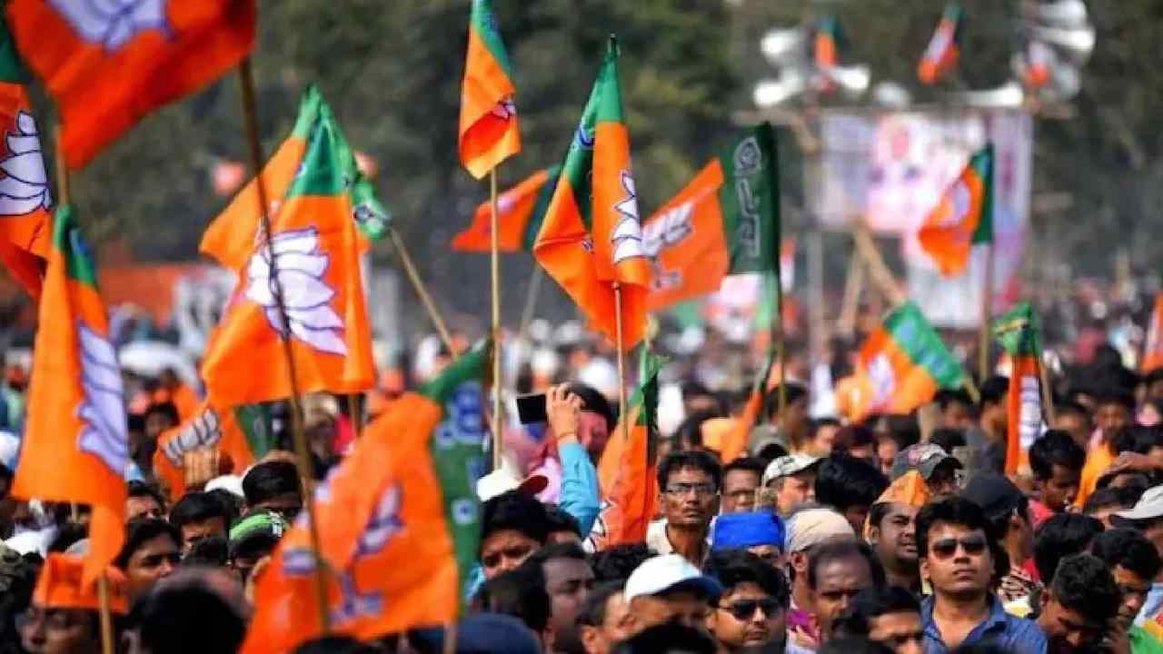 BJP On Freebies: ఓటర్లను ఆకర్షించేందుకే ‘ఉచితాలు ’.. సంక్షేమంతోనే అభివృద్ధి.. ఎన్నికల కమిషన్కు తెలిపిన బీజేపీ BJP On Freebies: ఓటర్లను ఆకర్షించేందుకే ‘ఉచితాలు ’.. సంక్షేమంతోనే అభివృద్ధి.. ఎన్నికల కమిషన్కు తెలిపిన బీజేపీ