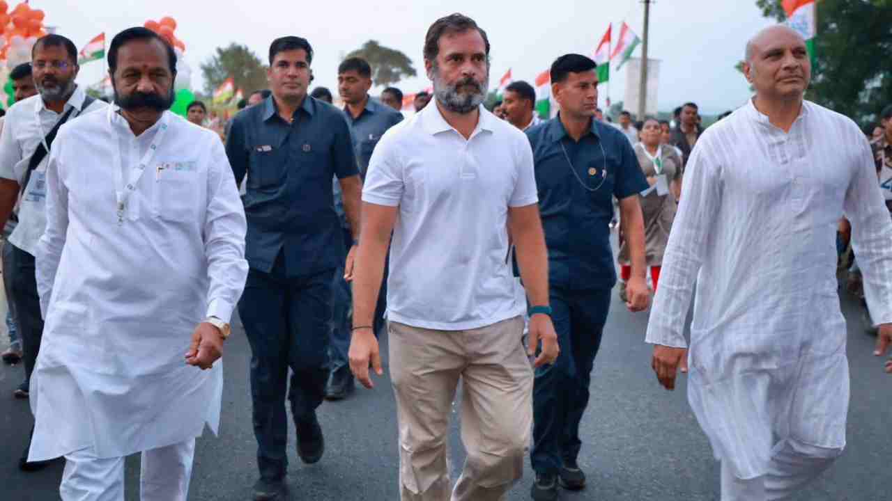 Bharat Jodo Yatra In Kurnool: కర్నూల్ జిల్లాలో రాహుల్ గాంధీ భారత్ జోడో యాత్ర.. భారీగా పాల్గొన్న కాంగ్రెస్ శ్రేణులు.. (ఫొటో గ్యాలరీ)