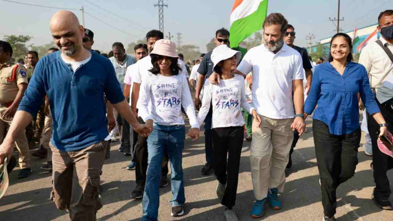 Bharat Jodo Yatra: రంగారెడ్డి జిల్లాలో రాహుల్ గాంధీ భారత్ జోడో యాత్ర.. భారీగా పాల్గొన్న కాంగ్రెస్ శ్రేణులు(ఫొటో గ్యాలరీ)