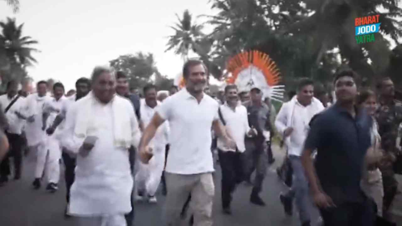 Bharath Jodo Yatra: భారత్ జోడో యాత్రలో నవ్వులు పూయించిన కర్ణాటక మాజీ సీఎం సిద్ధిరామయ్య పరుగు.. వీడియో వైరల్ Bharath Jodo Yatra: భారత్ జోడో యాత్రలో నవ్వులు పూయించిన కర్ణాటక మాజీ సీఎం సిద్ధిరామయ్య పరుగు.. వీడియో వైరల్
