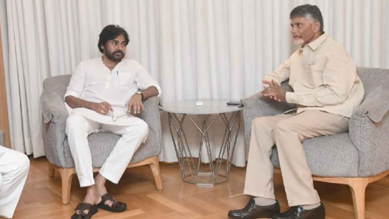 Chandrababu Pawan Kalyan : టార్గెట్ జగన్.. గంటసేపు ఏకాంతంగా చంద్రబాబు, పవన్ భేటీ.. ఉమ్మడి వేదిక ఏర్పాటు సహా కీలక అంశాలపై చర్చ Chandrababu Pawan Kalyan : టార్గెట్ జగన్.. గంటసేపు ఏకాంతంగా చంద్రబాబు, పవన్ భేటీ.. ఉమ్మడి వేదిక ఏర్పాటు సహా కీలక అంశాలపై చర్చ