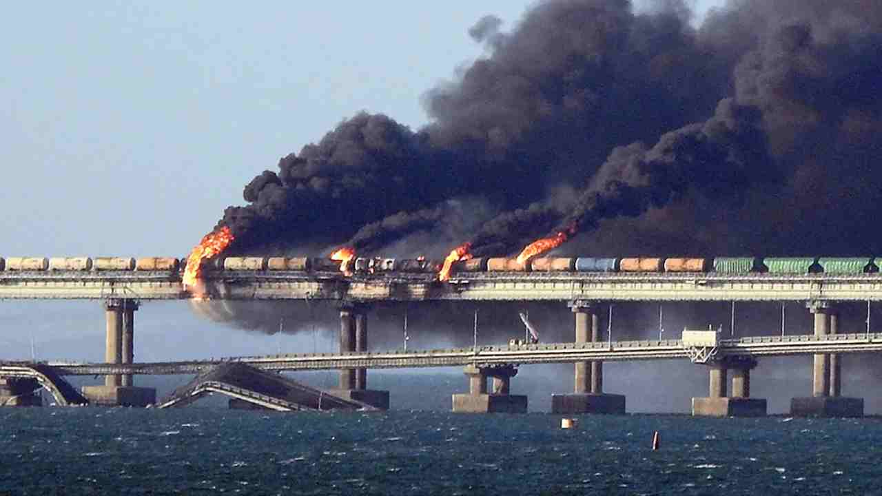 Crimea Bridge Attack: కెర్చ్ బ్రిడ్జి పేల్చివేతలో ఐదుగురు రష్యా జాతీయులు.. 23టన్నుల పేలుడు పదార్థాలు వినియోగించారు.. Crimea Bridge Attack: కెర్చ్ బ్రిడ్జి పేల్చివేతలో ఐదుగురు రష్యా జాతీయులు.. 23టన్నుల పేలుడు పదార్థాలు వినియోగించారు..