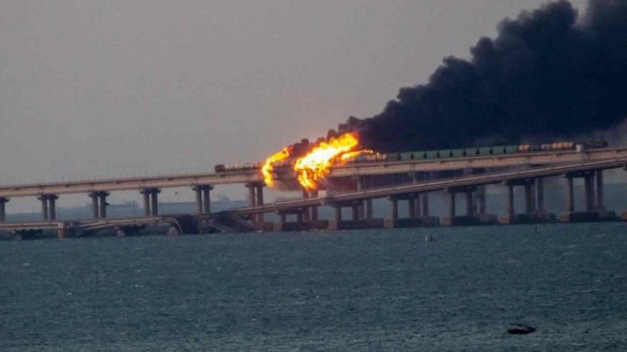 Crimea To Russia Connecting Bridge: రష్యాను క్రిమియాకు కలిపే వంతెనపై భారీ పేలుడు.. రైలుకు మంటలు వ్యాపించి చమురు ట్యాంకర్లు దగ్దం Crimea To Russia Connecting Bridge: రష్యాను క్రిమియాకు కలిపే వంతెనపై భారీ పేలుడు.. రైలుకు మంటలు వ్యాపించి చమురు ట్యాంకర్లు దగ్దం