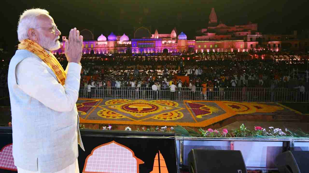 Ayodhya Deepotsav 2022: దీపకాంతుల్లో ధగధగ మెరిసిన అయోధ్య నగరం.. దీపోత్సవ్‌లో పాల్గొన్న ప్రధాని మోదీ (ఫొటో గ్యాలరీ)