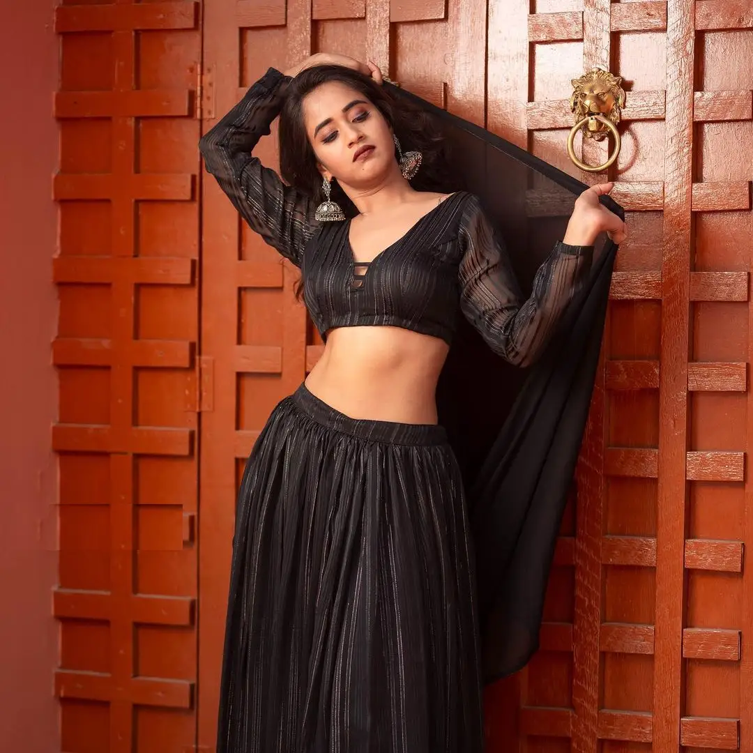 Deepti Sunaina showing her beautiful waist in black dress 