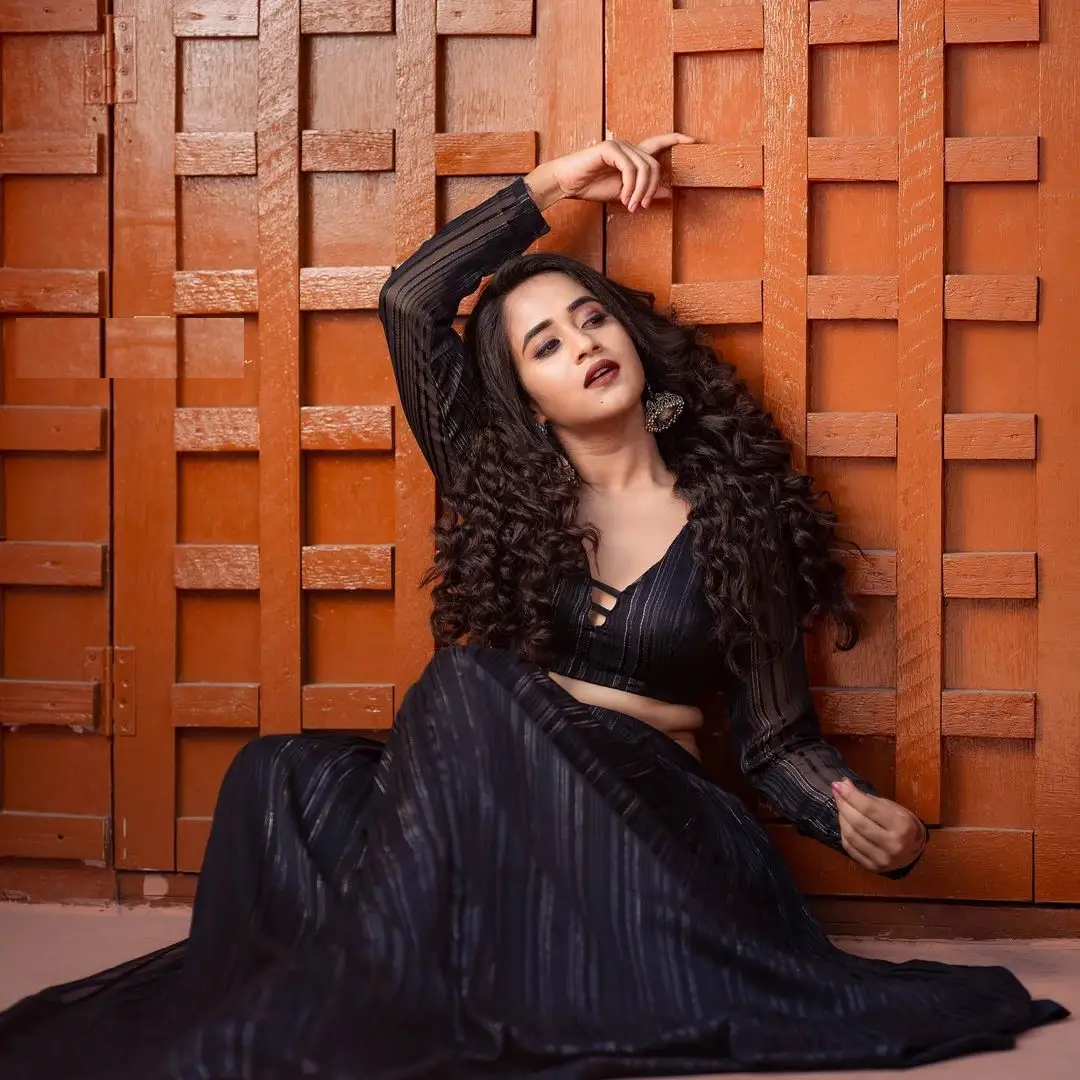Deepti Sunaina showing her beautiful waist in black dress 