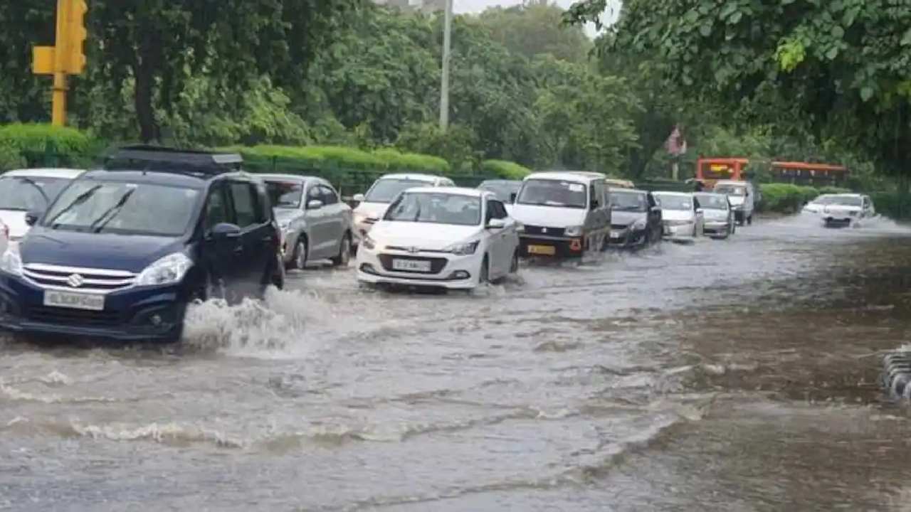 Delhi Rains: ఢిల్లీలో భారీ వర్షం.. ఆ విషయంలో యాభై ఏళ్ల రికార్డు బ్రేక్ Delhi Rains: ఢిల్లీలో భారీ వర్షం.. ఆ విషయంలో యాభై ఏళ్ల రికార్డు బ్రేక్
