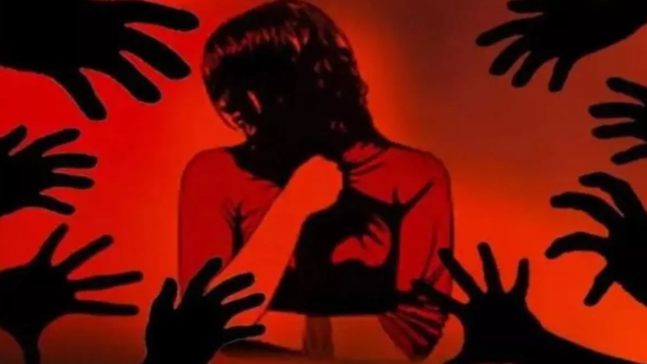 Delhi Woman: మహిళను ఎత్తుకెళ్లి ఐదుగురి సామూహిక అత్యాచారం.. ఢిల్లీలో మరో నిర్భయ తరహా ఘటన Delhi Woman: మహిళను ఎత్తుకెళ్లి ఐదుగురి సామూహిక అత్యాచారం.. ఢిల్లీలో మరో నిర్భయ తరహా ఘటన