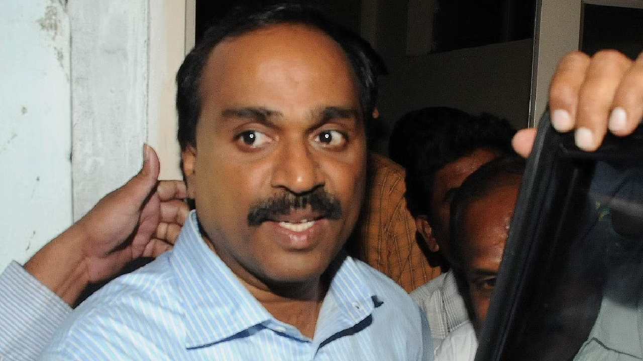 Gali Janardhan Reddy: గాలి జనార్దన్ రెడ్డికి సుప్రీంకోర్టు షాక్.. బెయిల్ నిబంధనల సడలింపు పిటిషన్ కొట్టివేత Gali Janardhan Reddy: గాలి జనార్దన్ రెడ్డికి సుప్రీంకోర్టు షాక్.. బెయిల్ నిబంధనల సడలింపు పిటిషన్ కొట్టివేత