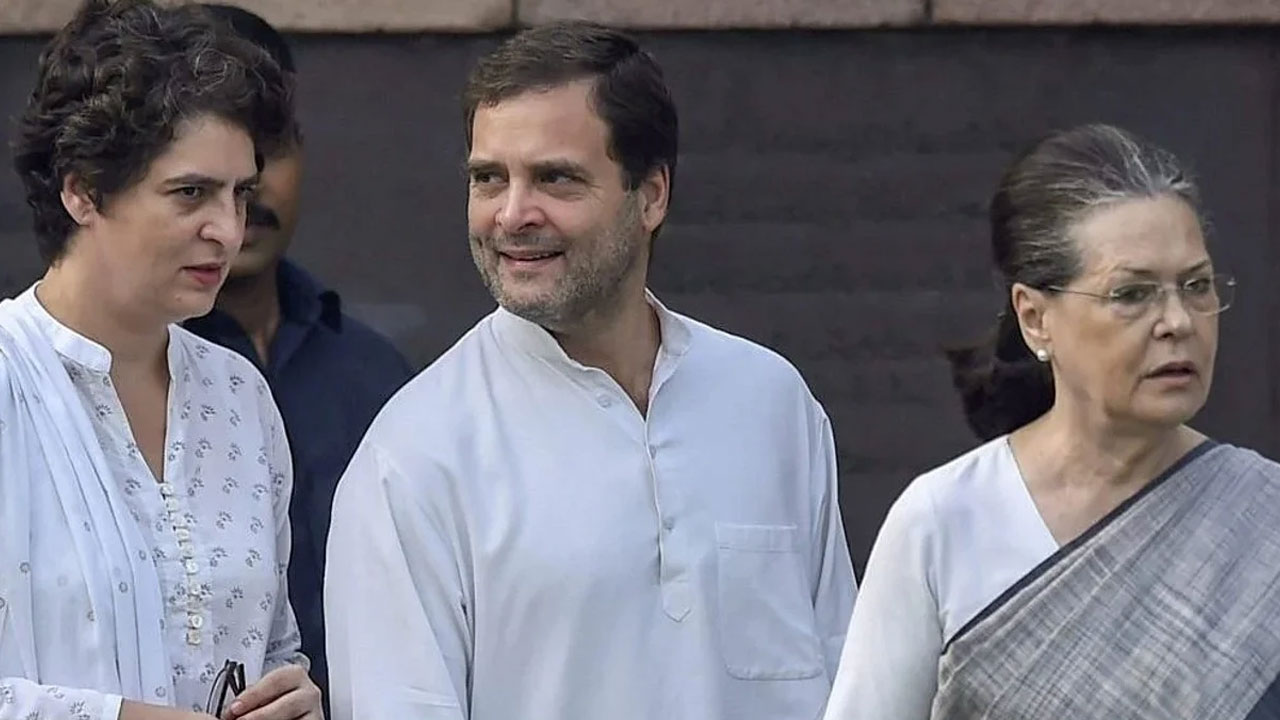 New Chief: కాంగ్రెస్ పార్టీ కొత్త అధ్యక్షులుగా ఎవరు ఎన్నికైనా సరే.. గాంధీ కుటుంబం చెప్పినట్లు వినాల్సిందేనట! New Chief: కాంగ్రెస్ పార్టీ కొత్త అధ్యక్షులుగా ఎవరు ఎన్నికైనా సరే.. గాంధీ కుటుంబం చెప్పినట్లు వినాల్సిందేనట!
