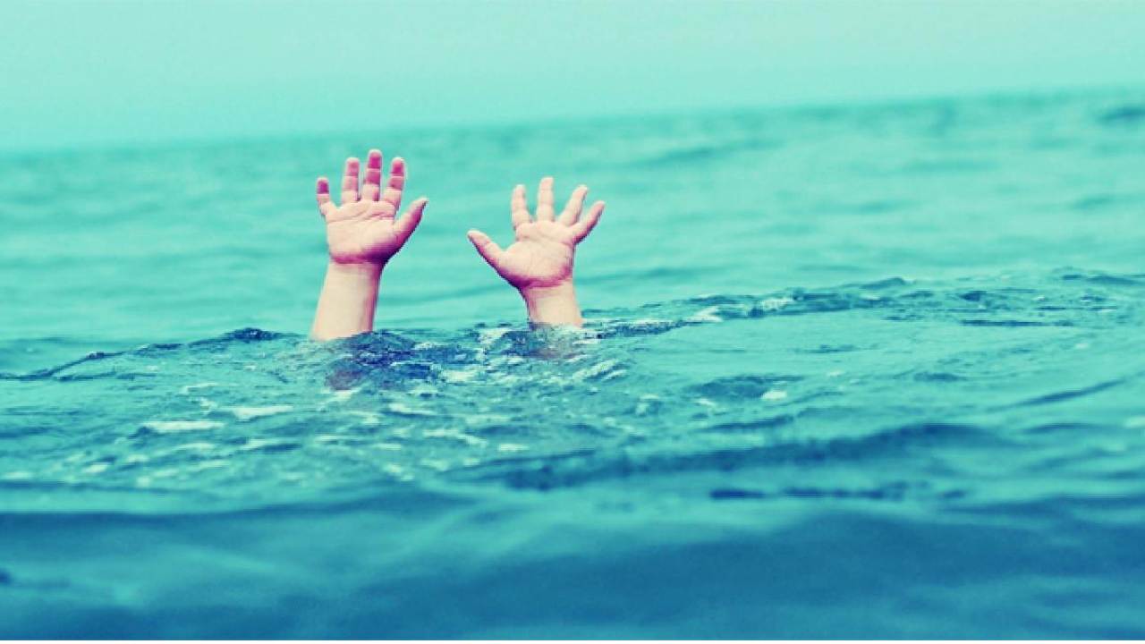 Girl Drowns: నీటిలో మునిగిపోతున్న చెల్లిని కాపాడి ప్రాణాలు కోల్పోయిన అక్క Girl Drowns: నీటిలో మునిగిపోతున్న చెల్లిని కాపాడి ప్రాణాలు కోల్పోయిన అక్క