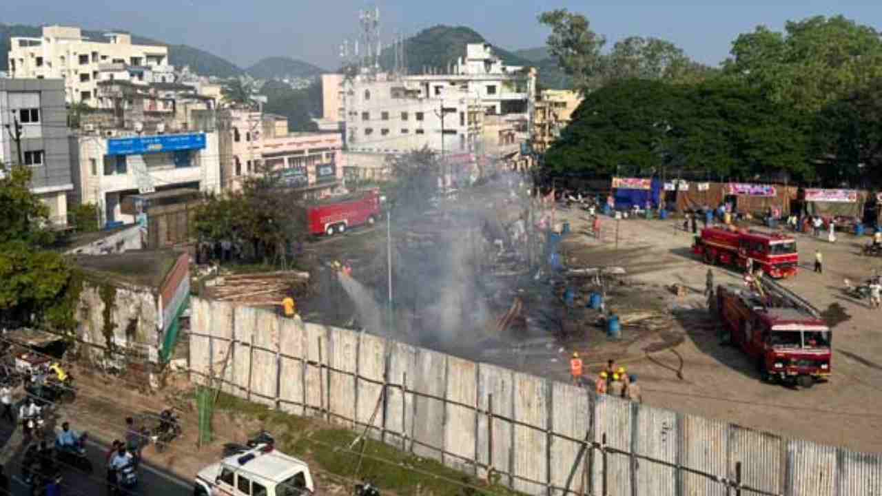 Gymkhana ground: జింఖానా గ్రౌండ్ బాణసంచా దుకాణంలో భారీ అగ్నిప్రమాదం.. ఇద్దరు మృతి Gymkhana ground: జింఖానా గ్రౌండ్ బాణసంచా దుకాణంలో భారీ అగ్నిప్రమాదం.. ఇద్దరు మృతి