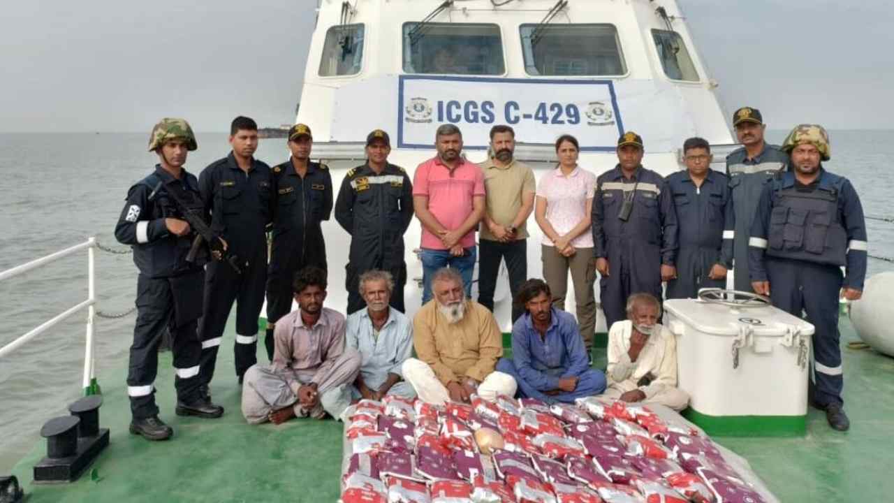 Heroin Seized From Pakistani Boat: గుజరాత్లో పాకిస్థానీ బోటు నుంచి రూ.360 కోట్ల విలువైన హెరాయిన్ స్వాధీనం Heroin Seized From Pakistani Boat: గుజరాత్లో పాకిస్థానీ బోటు నుంచి రూ.360 కోట్ల విలువైన హెరాయిన్ స్వాధీనం
