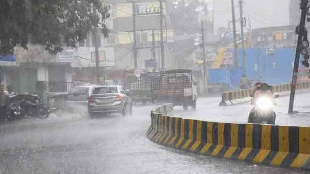 Hyderabad Rains : హైదరాబాద్ను వణికిస్తున్న వరుణుడు.. మళ్లీ దంచికొట్టిన వర్షం.. ట్రాఫిక్కు తీవ్ర అంతరాయం Hyderabad Rains : హైదరాబాద్ను వణికిస్తున్న వరుణుడు.. మళ్లీ దంచికొట్టిన వర్షం.. ట్రాఫిక్కు తీవ్ర అంతరాయం