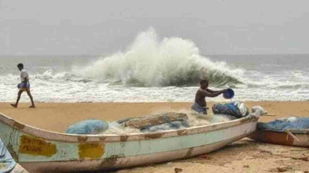 Indian Navy Fires: భారత నావికాదళం జరిపిన కాల్పుల్లో గాయపడ్డ తమిళనాడు మత్స్యకారుడు.. సీఎం స్టాలిన్ ఏం చేశారంటే? Indian Navy Fires: భారత నావికాదళం జరిపిన కాల్పుల్లో గాయపడ్డ తమిళనాడు మత్స్యకారుడు.. సీఎం స్టాలిన్ ఏం చేశారంటే?