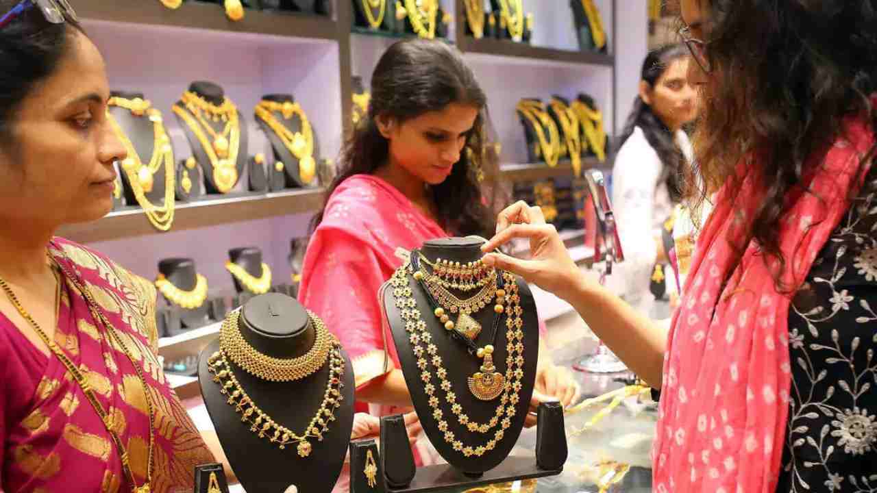 Heavy gold sales: ఒక్కరోజే రూ.3వేల కోట్ల విలువైన బంగారం, వెండి ఆభరణాలు విక్రయం.. ఎక్కడో తెలుసా? Heavy gold sales: ఒక్కరోజే రూ.3వేల కోట్ల విలువైన బంగారం, వెండి ఆభరణాలు విక్రయం.. ఎక్కడో తెలుసా?