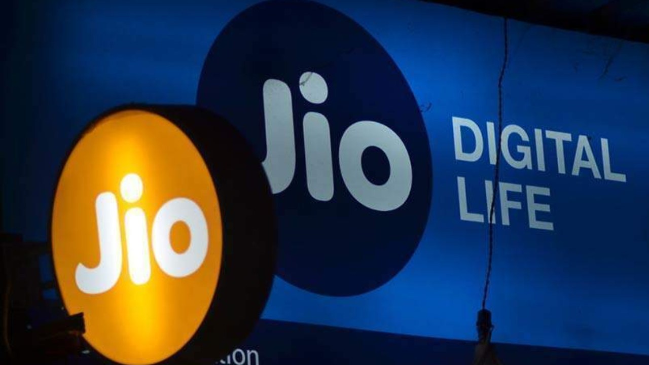 Jio topples BSNL to become largest fixed-line service provider in August