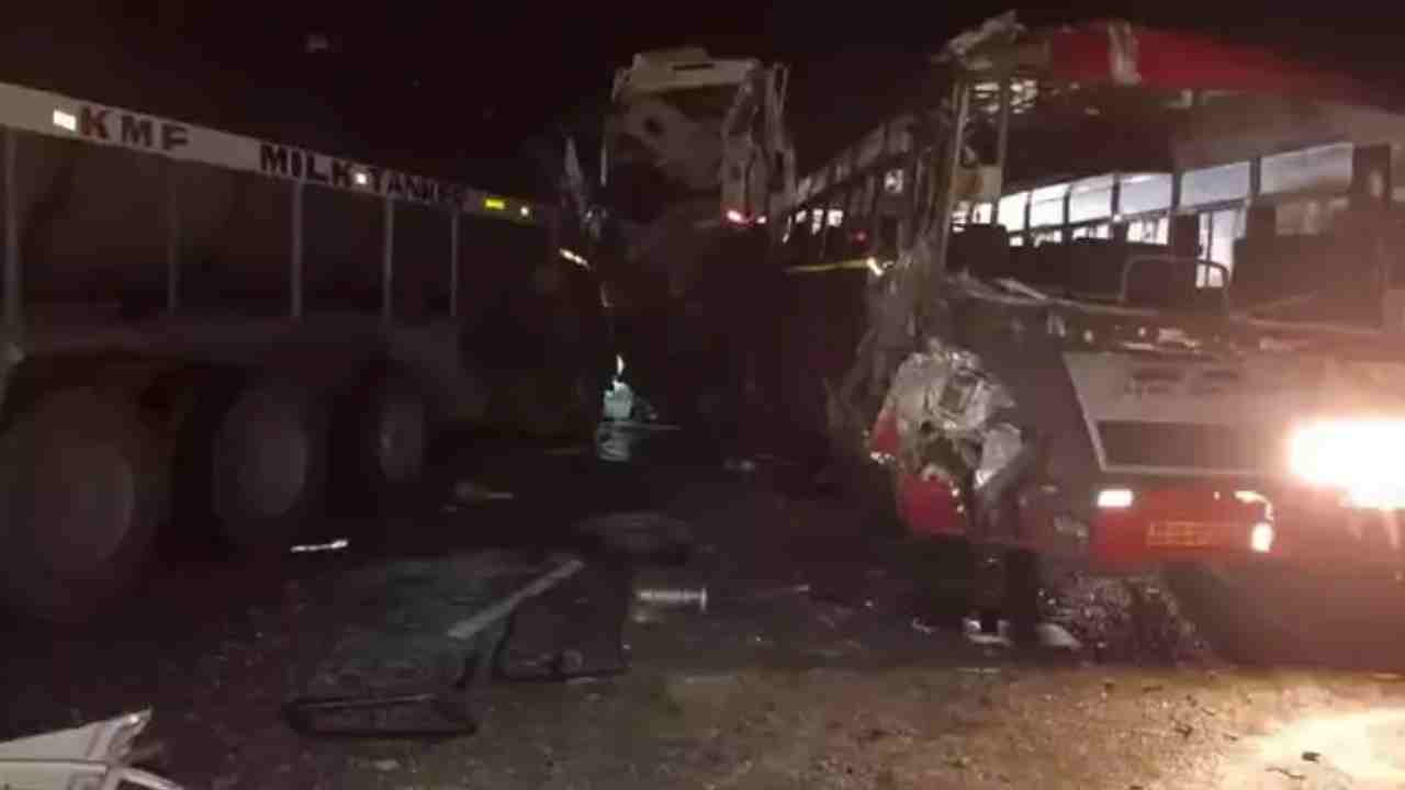 Karnataka Road Accident: కర్ణాటకలో ఘోర రోడ్డు ప్రమాదం.. దైవదర్శనానికి వెళ్లి వస్తుండగా ఘటన.. తొమ్మిది మంది మృతి Karnataka Road Accident: కర్ణాటకలో ఘోర రోడ్డు ప్రమాదం.. దైవదర్శనానికి వెళ్లి వస్తుండగా ఘటన.. తొమ్మిది మంది మృతి