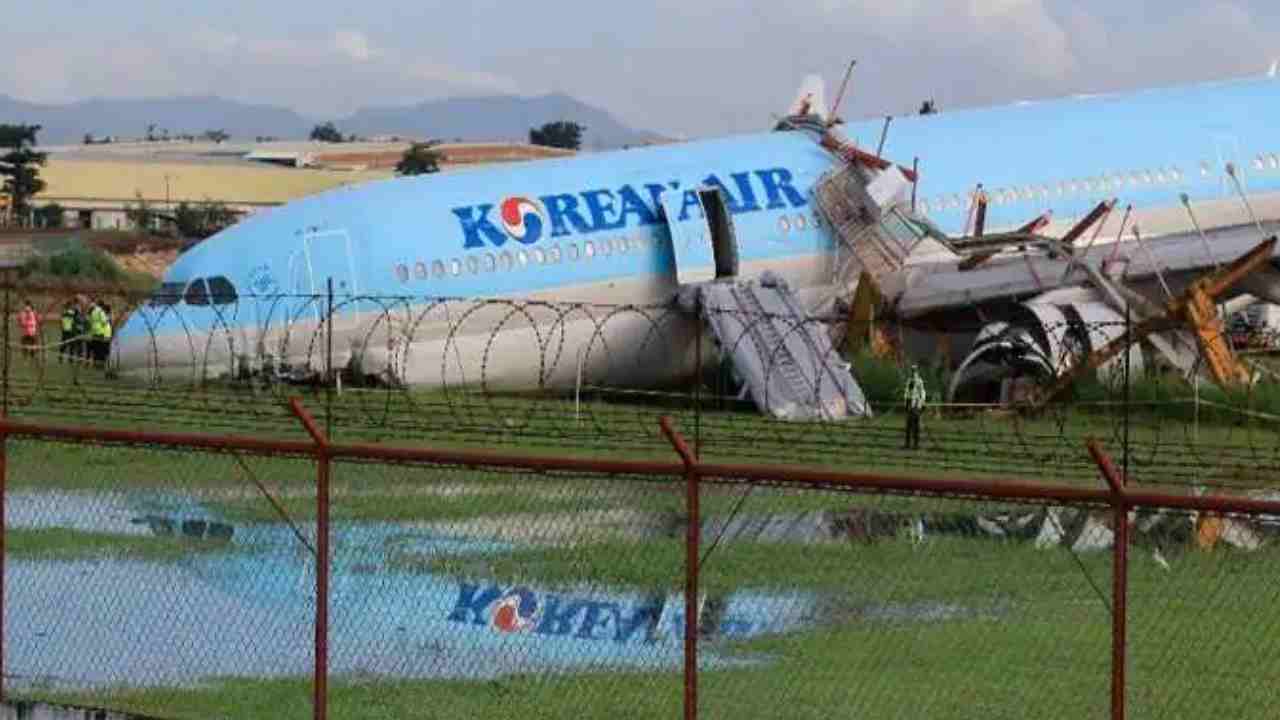 Korean Air lines: హమ్మయ్య బతికిపోయాం.. ల్యాండ్ అవుతుండగా రన్వే పైనుంచి దూసుకెళ్లిన కొరియన్ విమానం Korean Air lines: హమ్మయ్య బతికిపోయాం.. ల్యాండ్ అవుతుండగా రన్వే పైనుంచి దూసుకెళ్లిన కొరియన్ విమానం