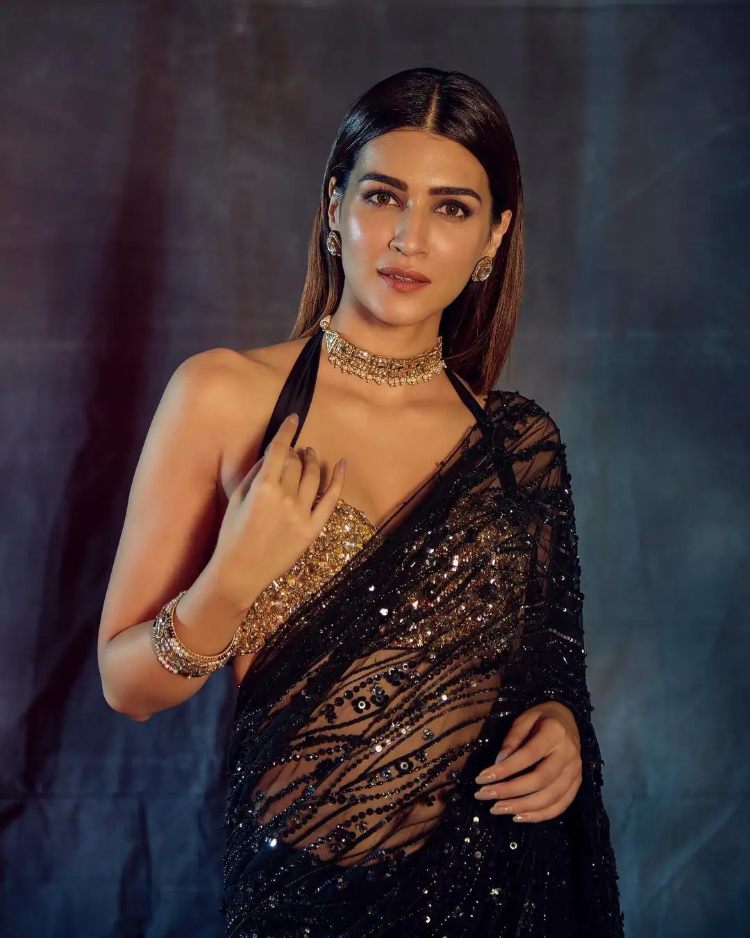 Varun Dhawan and Kriti Sanon Special Photoshoot for Movie Promotions