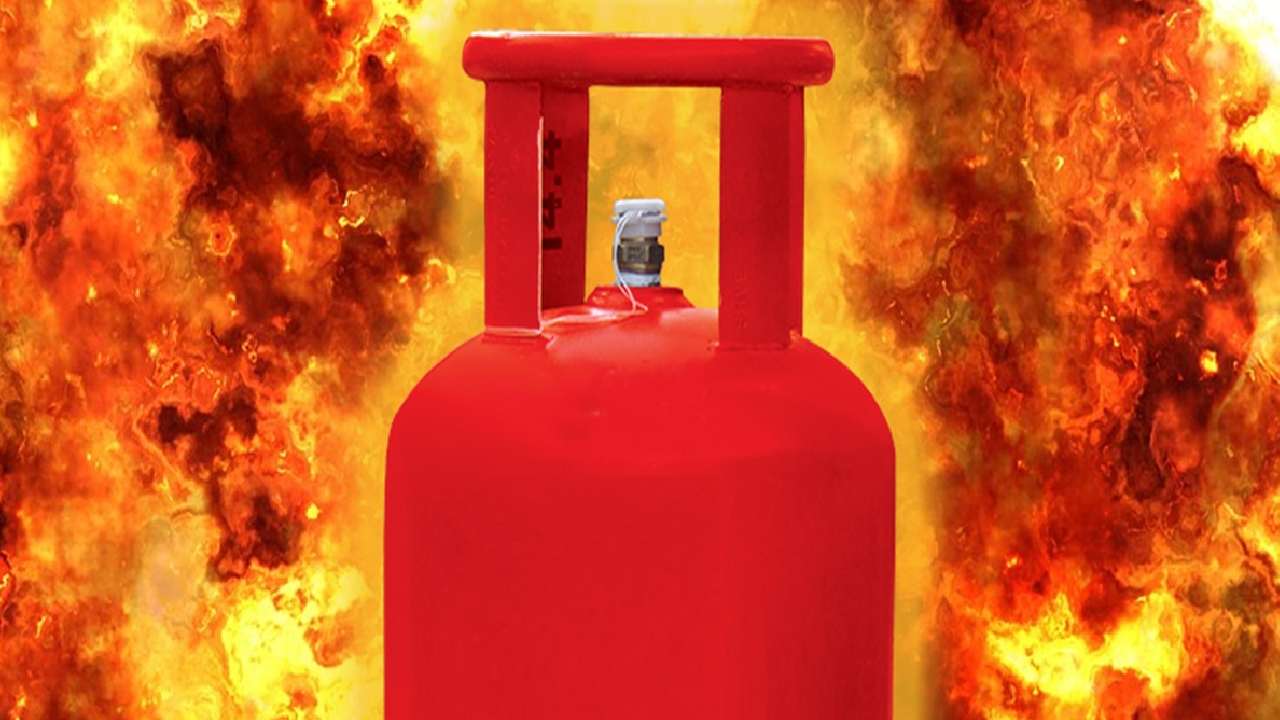 LPG Cylinder Blast: ఎల్పీజీ సిలిండర్ పేలి నలుగురు మృతి.. 16 మందికి గాయాలు LPG Cylinder Blast: ఎల్పీజీ సిలిండర్ పేలి నలుగురు మృతి.. 16 మందికి గాయాలు