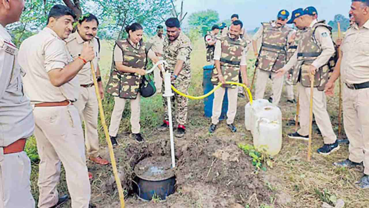 Madhya Pradesh: చేతిపంపు నుంచి నాటుసారా.. మద్యం మాఫియా అతి తెలివికి అవాక్కయిన పోలీసులు.. Madhya Pradesh: చేతిపంపు నుంచి నాటుసారా.. మద్యం మాఫియా అతి తెలివికి అవాక్కయిన పోలీసులు..