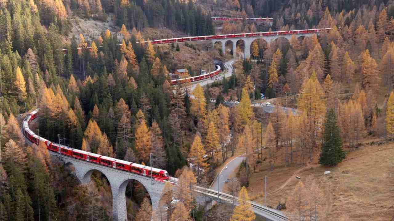 Longest Train In World: స్విట్జర్లాండ్లో పరుగులు పెట్టిన ప్రపంచంలోనే అతిపెద్ద ప్యాసింజర్ రైలు.. భారత్లో ‘సూపర్ వాసూకీ’ గురించి తెలుసా? Longest Train In World: స్విట్జర్లాండ్లో పరుగులు పెట్టిన ప్రపంచంలోనే అతిపెద్ద ప్యాసింజర్ రైలు.. భారత్లో ‘సూపర్ వాసూకీ’ గురించి తెలుసా?