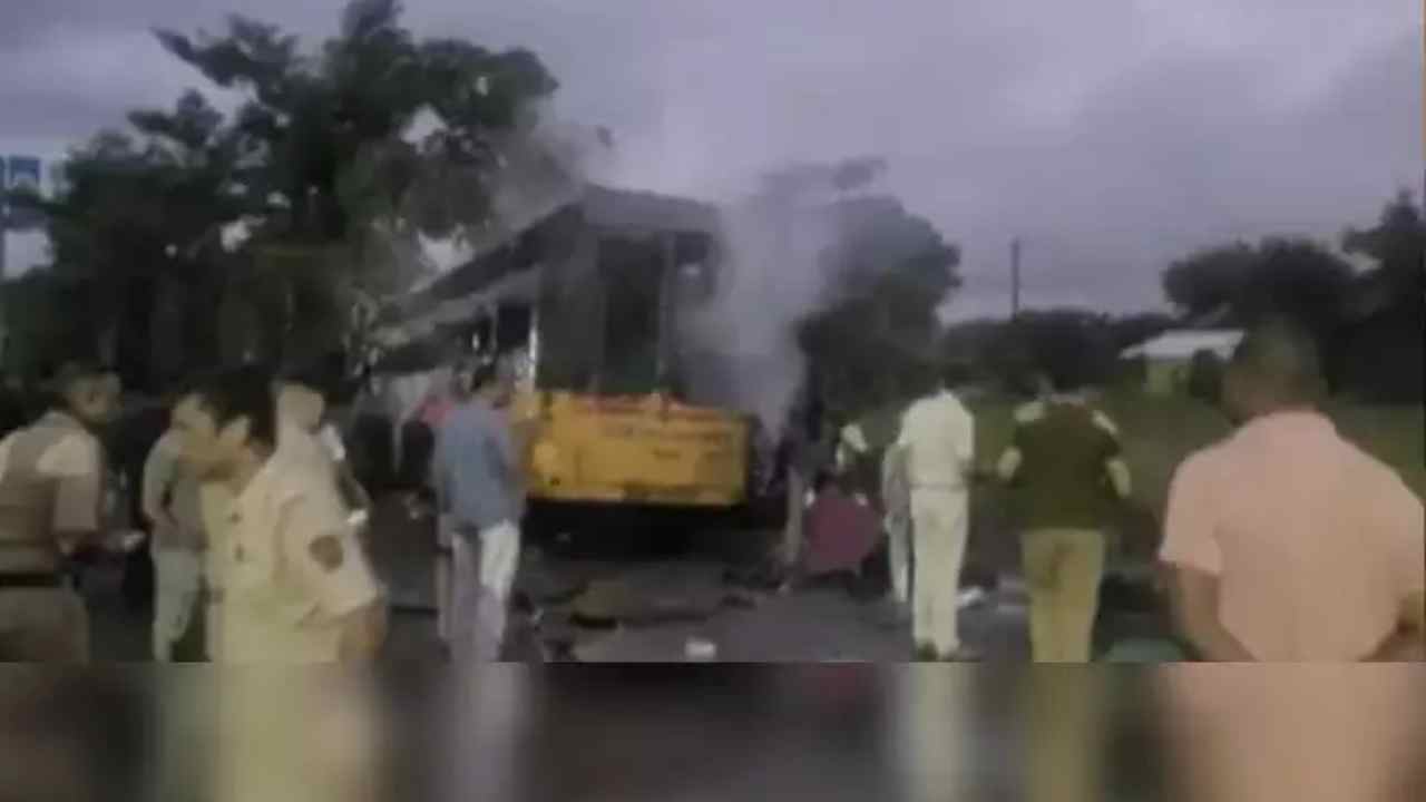 Maharashtra: మహారాష్ట్రలో ఘోర ప్రమాదం.. బస్సులో చెలరేగిన మంటలు.. 10 మంది సజీవ దహనం.. Maharashtra: మహారాష్ట్రలో ఘోర ప్రమాదం.. బస్సులో చెలరేగిన మంటలు.. 10 మంది సజీవ దహనం..