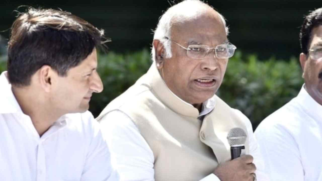 Mallikarjun Kharge: పార్టీని పటిష్టం చేసేందుకే అధ్యక్ష బరిలోకి.. శశిథరూర్ నా చిన్న తమ్ముడులాంటి వాడు.. Mallikarjun Kharge: పార్టీని పటిష్టం చేసేందుకే అధ్యక్ష బరిలోకి.. శశిథరూర్ నా చిన్న తమ్ముడులాంటి వాడు..