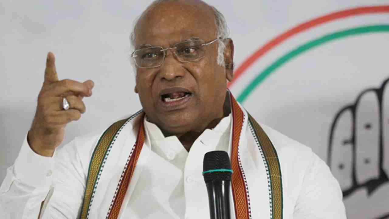 Mallikarjun Kharge: కాంగ్రెస్ అధ్యక్షుడిగా రేపు బాధ్యతలు చేపట్టనున్న మల్లికార్జున ఖర్గే.. హాజరుకానున్న సోనియా, రాహుల్ Mallikarjun Kharge: కాంగ్రెస్ అధ్యక్షుడిగా రేపు బాధ్యతలు చేపట్టనున్న మల్లికార్జున ఖర్గే.. హాజరుకానున్న సోనియా, రాహుల్