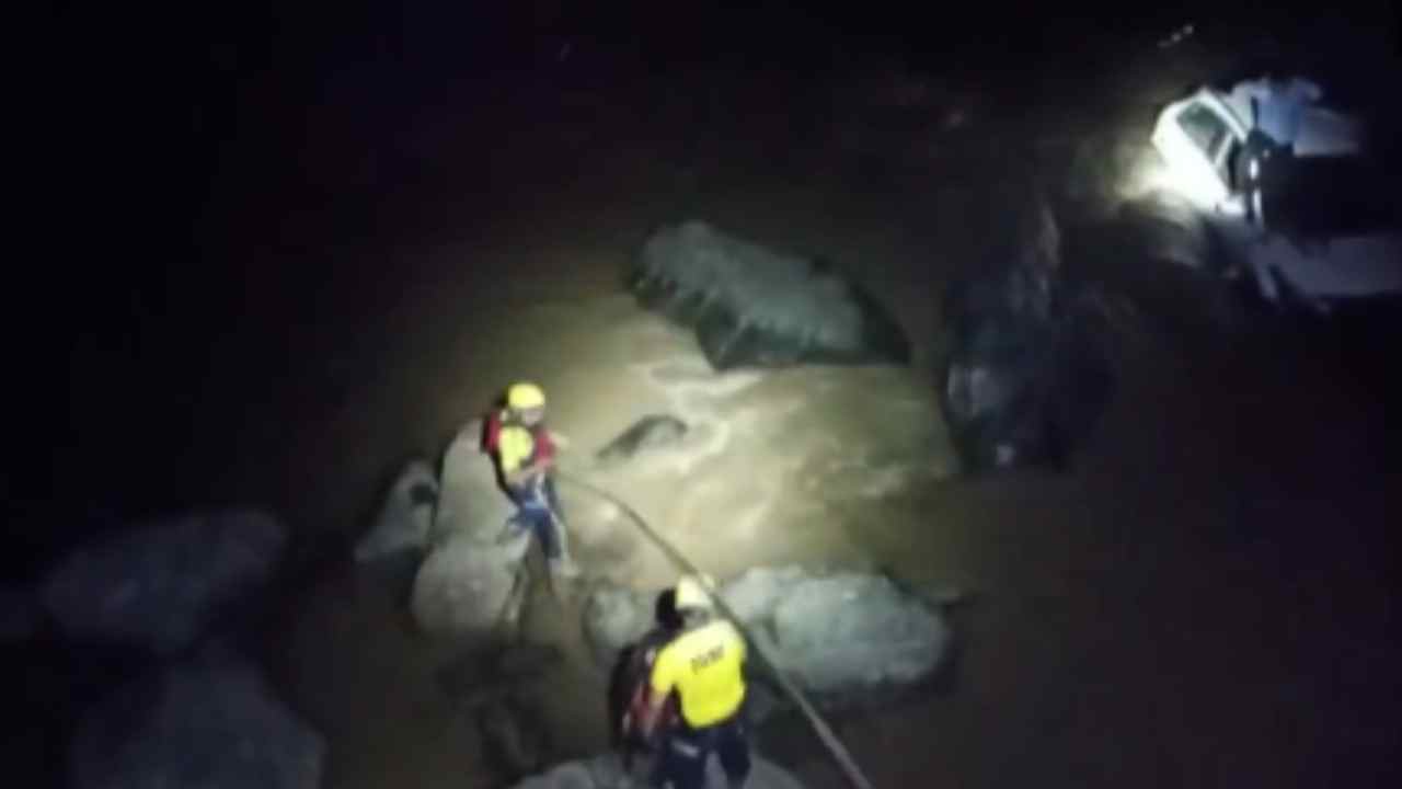 Uttarakhand: నదిలో చిక్కుకున్న కారు.. అర్థరాత్రి వేళ కారులో వ్యక్తి ఎలా బయటకొచ్చాడంటే.. వీడియో వైరల్.. Uttarakhand: నదిలో చిక్కుకున్న కారు.. అర్థరాత్రి వేళ కారులో వ్యక్తి ఎలా బయటకొచ్చాడంటే.. వీడియో వైరల్..