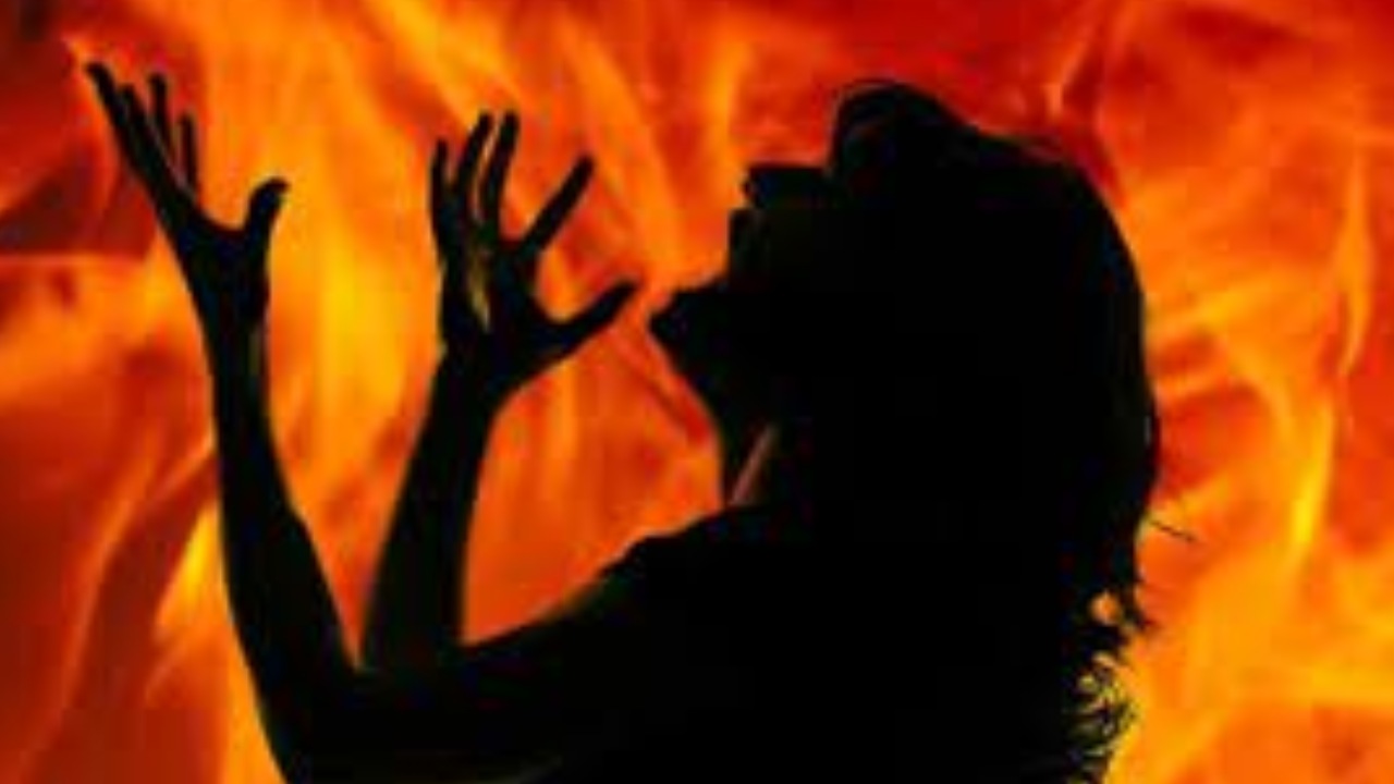 Married Man Set Girl On Fire : పెళ్లికి ఒప్పుకోలేదని.. నిద్రపోతున్న యువతిపై కిరోసిన్ పోసి నిప్పుపెట్టిన వ్యక్తి Married Man Set Girl On Fire : పెళ్లికి ఒప్పుకోలేదని.. నిద్రపోతున్న యువతిపై కిరోసిన్ పోసి నిప్పుపెట్టిన వ్యక్తి
