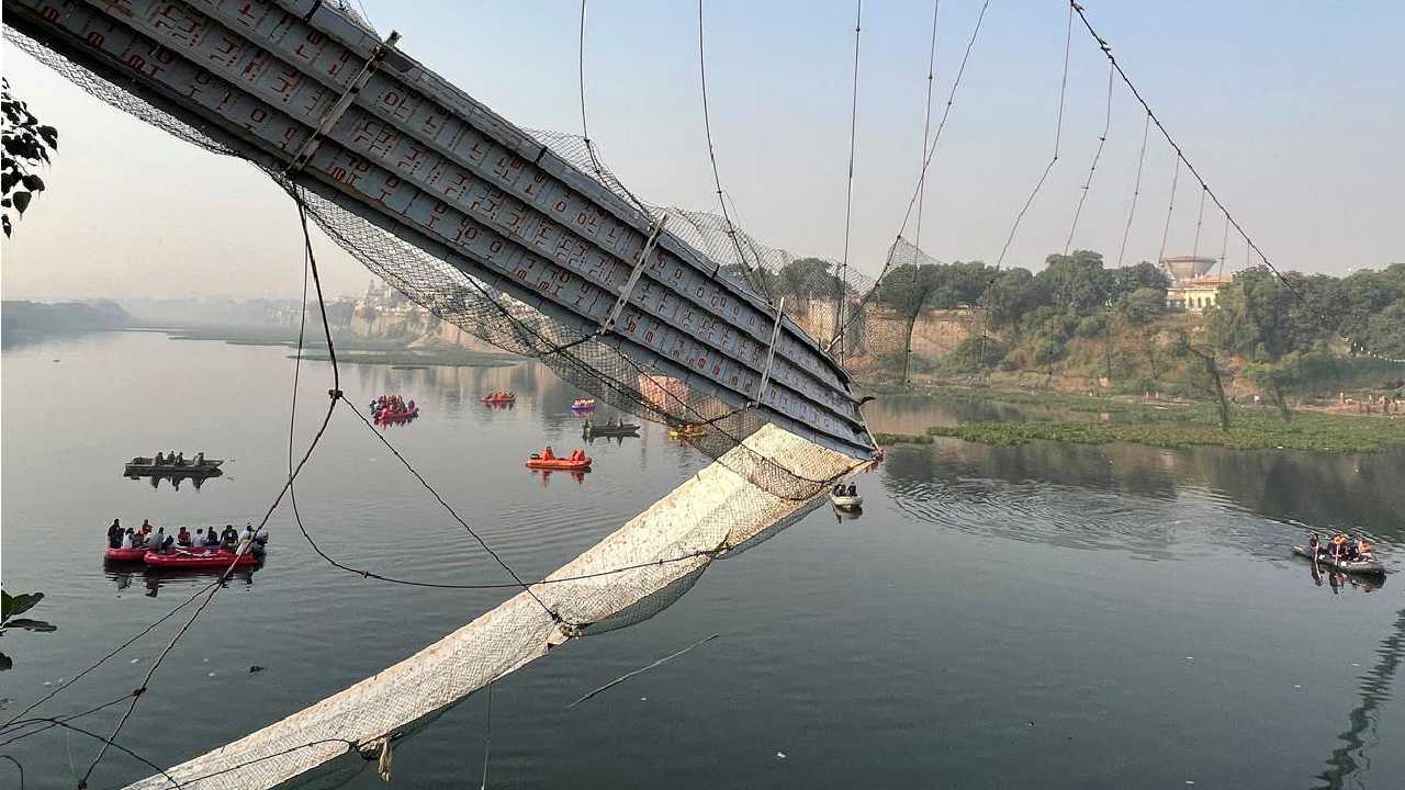 Morbi Bridge Collapse: కేబుల్ బ్రిడ్జి కూలిన ఘటనలో నలుగురి అరెస్టు.. కొనసాగుతున్న విచారణ Morbi Bridge Collapse: కేబుల్ బ్రిడ్జి కూలిన ఘటనలో నలుగురి అరెస్టు.. కొనసాగుతున్న విచారణ