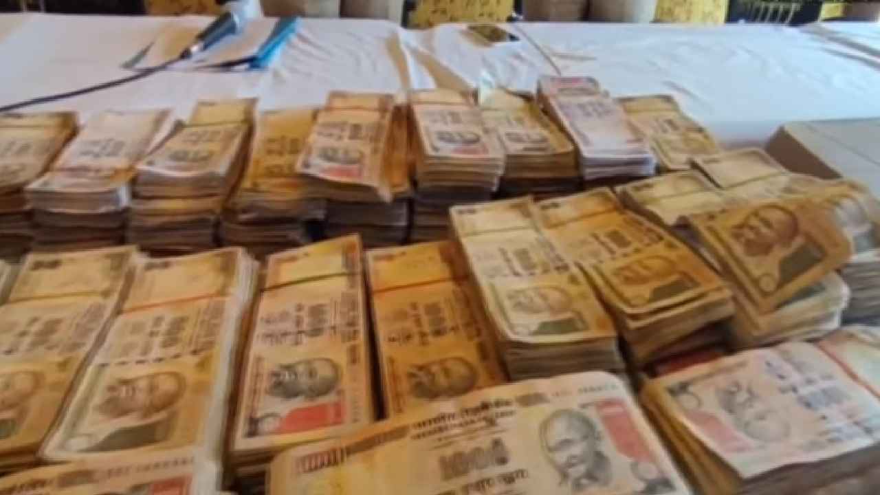 Mulugu Banned Currency : ములుగు జిల్లాలో పాత నోట్ల కలకలం.. రూ.1.65 కోట్ల విలువైన కరెన్సీ స్వాధీనం Mulugu Banned Currency : ములుగు జిల్లాలో పాత నోట్ల కలకలం.. రూ.1.65 కోట్ల విలువైన కరెన్సీ స్వాధీనం