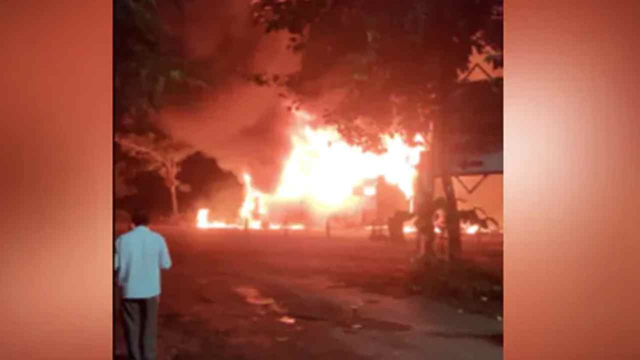 Nashik Bus Accident: మహారాష్ట్ర బస్సు ప్రమాద ఘటనపై దిగ్భ్రాంతి వ్యక్తంచేసిన ప్రధాని మోదీ.. మృతుల కుటుంబాలకు రూ.2లక్షల పరిహారం Nashik Bus Accident: మహారాష్ట్ర బస్సు ప్రమాద ఘటనపై దిగ్భ్రాంతి వ్యక్తంచేసిన ప్రధాని మోదీ.. మృతుల కుటుంబాలకు రూ.2లక్షల పరిహారం