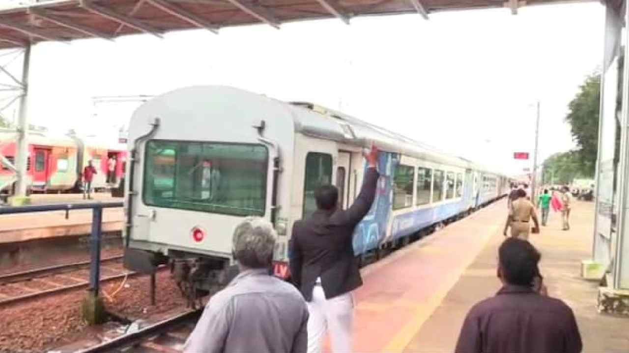 Odisha: ఒడిశాలో టీసీ లేకుండానే వెళ్లిపోయిన రైలు.. వీడియో వైరల్ Odisha: ఒడిశాలో టీసీ లేకుండానే వెళ్లిపోయిన రైలు.. వీడియో వైరల్