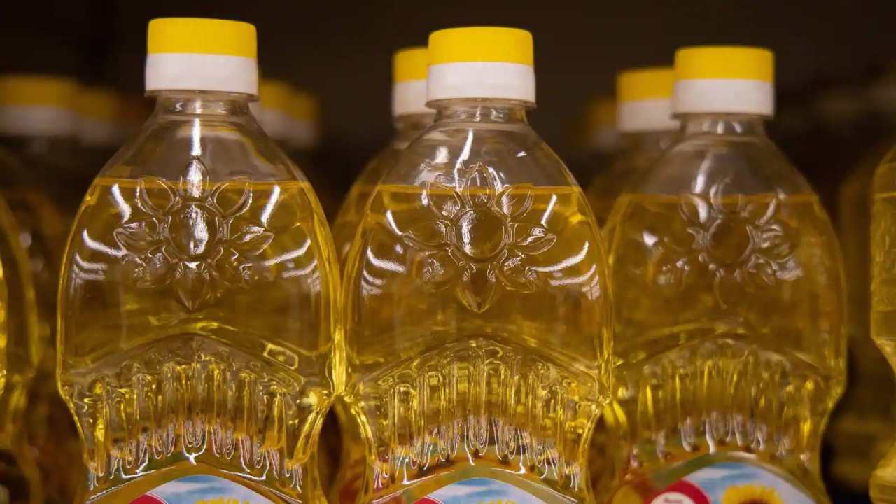 Oil Prices: పండుగల వేళ నూనెలకు పెరిగిన డిమాండ్.. ఆకాశాన్నంటుతున్న ధరలు Oil Prices: పండుగల వేళ నూనెలకు పెరిగిన డిమాండ్.. ఆకాశాన్నంటుతున్న ధరలు