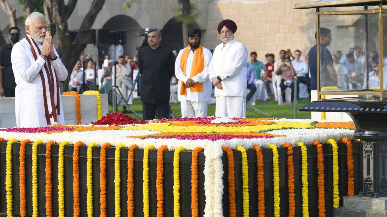 Gandhi Jayanti: జాతిపిత మహాత్మాగాంధీకి ప్రముఖుల ఘన నివాళి.. ఫొటో గ్యాలరీ